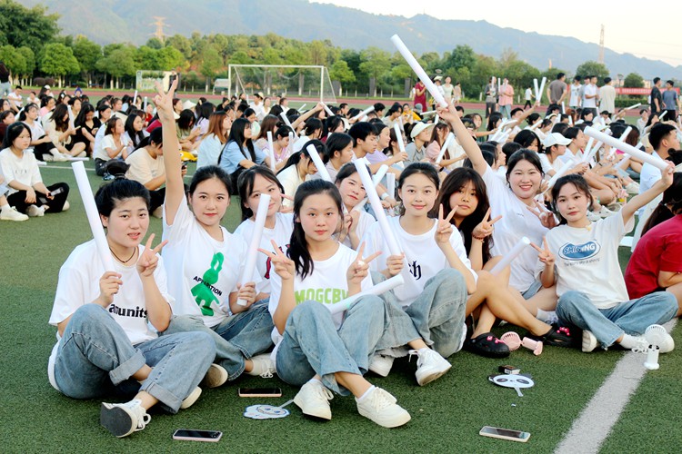 AlYR_1688348599706045672.jpg 音乐会现场.jpg