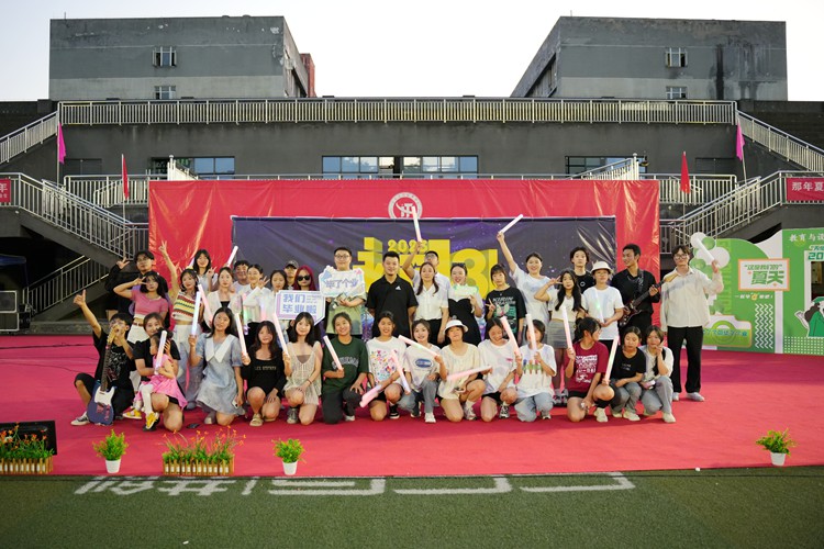 wQVr_1688349333336076657.jpg 音乐会合影.jpg