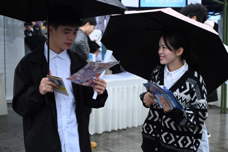 zjHe_1698385737322046883.jpg Pt5NqgFA_e2JI.jpg