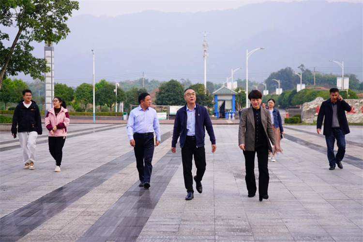 易兰莅临调研交流 02 11.13.jpg